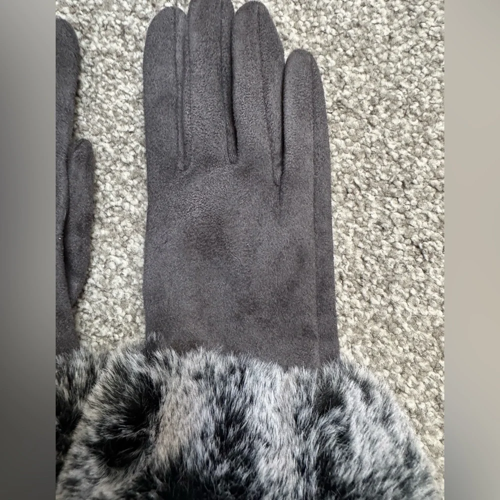 NWOT Faux-Suede Gloves w Dark Gray Faux-Fur Trim Polyester Spandex One Size